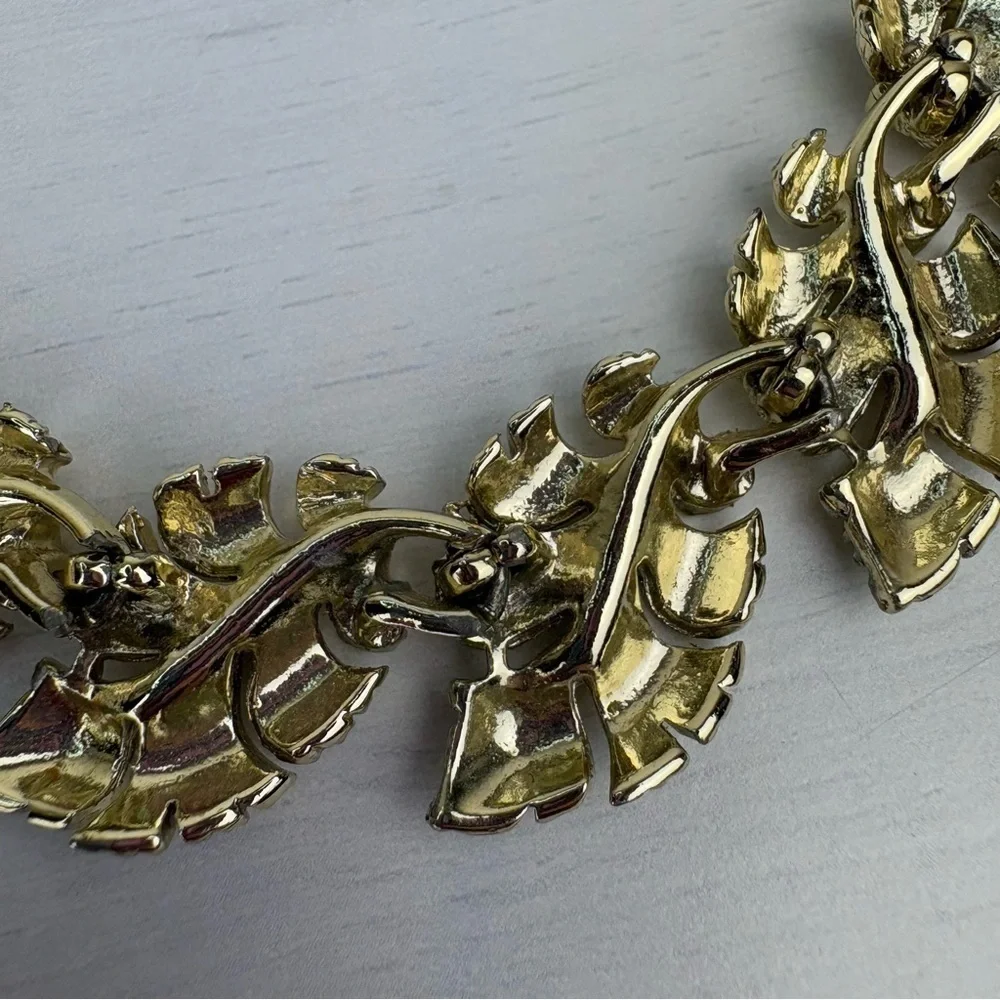 Vintage Lisner Choker Necklace Gold Tone Leaf Links Retro Necklace Classic Style